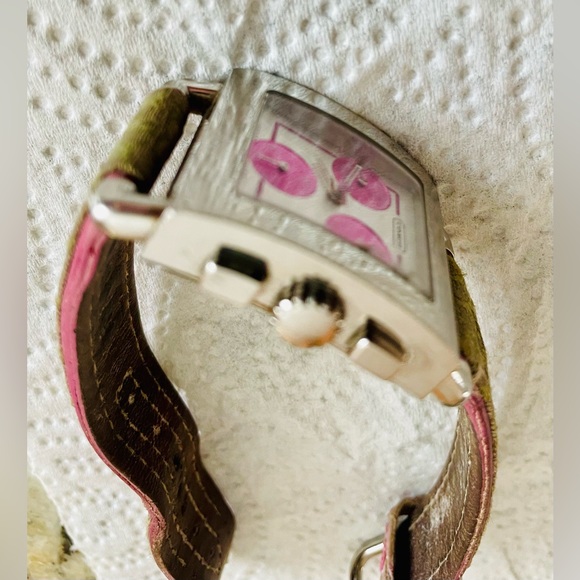 This vintage Coach Watch is very nice ! The band looks old but the is great! - Picture 2 of 7